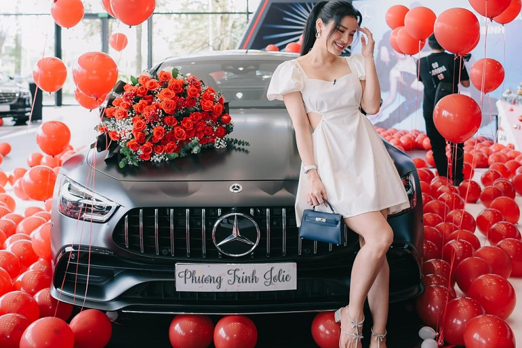 Mới đây, nữ ca sĩ, diễn viên Nguyễn Ngọc Phương Trinh hay còn được biết đến với biệt danh Phương Trinh Jolie đã chia sẻ lên trang cá nhân về món quà giáng sinh bất ngờ mà chồng sắp cưới của mình đã chuẩn bị để tặng. Những hình ảnh trên mạng cho thấy, chiếc Mercedes-AMG GT53 của Phương Trinh Jolie được đặt trong hộp quà lớn, bên trong còn có nhiều bong bóng màu đỏ rất nổi bật