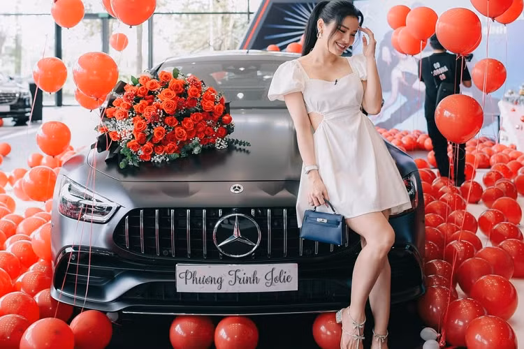 Mới đây, nữ ca sĩ, diễn viên Nguyễn Ngọc Phương Trinh hay còn được biết đến với biệt danh Phương Trinh Jolie đã chia sẻ lên trang cá nhân về món quà giáng sinh bất ngờ mà chồng sắp cưới của mình đã chuẩn bị để tặng. Những hình ảnh trên mạng cho thấy, chiếc Mercedes-AMG GT53 của Phương Trinh Jolie được đặt trong hộp quà lớn, bên trong còn có nhiều bong bóng màu đỏ rất nổi bật