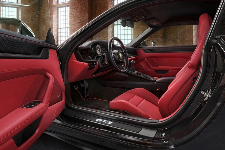 Trong khi đó, nội thất của 911 GT3 Touring đời mới được bọc da Exclusive Manufaktur 2 tông đen - đỏ cá tính. Những mảng da màu đỏ giúp không gian cabin xe trở nên sống động hơn hẳn, tạo sự khác biệt với vẻ ngoài hầm hố.