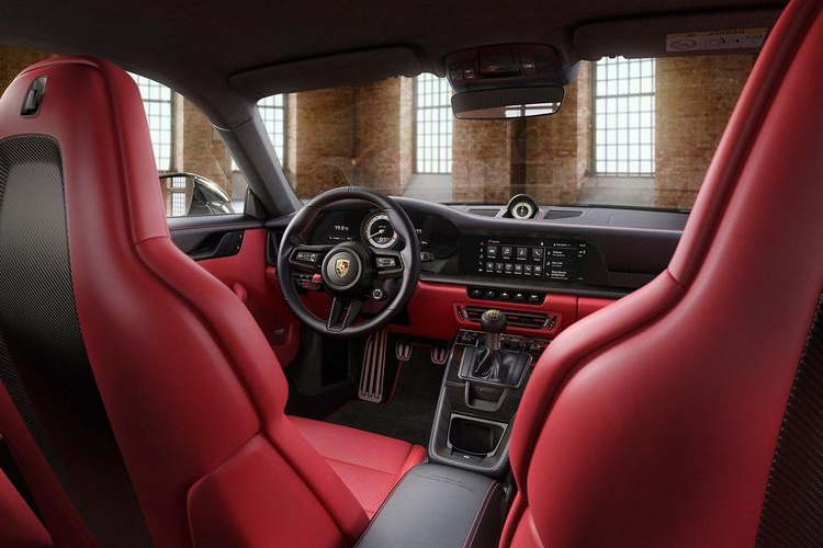 Giống như siêu xe Porsche 911 GT3 tiêu chuẩn, bản Touring 2022 cũng dùng động cơ hút khí tự nhiên 4.0L 6 xi-lanh phẳng cho công suất 502 mã lực và mô-men xoắn cực đại 469 Nm. Kết hợp với hộp số sàn 6 cấp hoặc tùy chọn ly hợp kép 7 cấp.