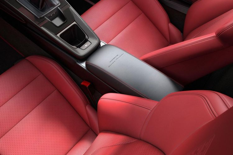 Chiếc 911 GT3 Touring 2022 của Porsche Exclusive Manufaktur cũng nhận được một số chi tiết trang trí bằng sợi carbon trên bảng điều khiển trung tâm và ngưỡng cửa để tô điểm cho nội thất.