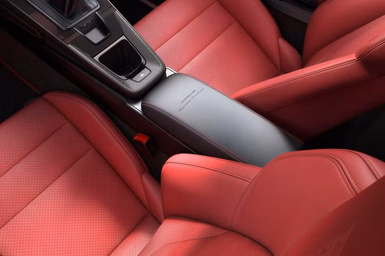 Chiếc 911 GT3 Touring 2022 của Porsche Exclusive Manufaktur cũng nhận được một số chi tiết trang trí bằng sợi carbon trên bảng điều khiển trung tâm và ngưỡng cửa để tô điểm cho nội thất.