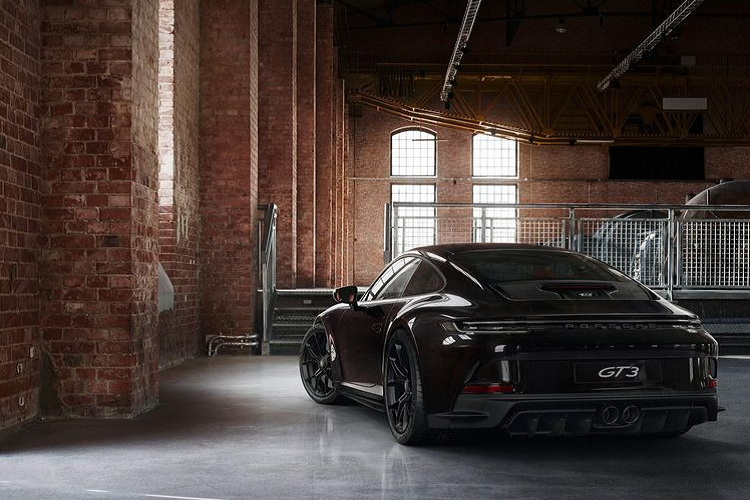 Ở bản số sàn, 911 GT3 Touring mới cần 3,7 giây để tăng tốc từ 0 - 96 km/h trong khi với cấu hình hộp số ly hợp kép, chiếc xe thể thao Đức dễ dàng làm điều tương tự chỉ với 3,2 giây. Tốc độ tối đa của 911 GT3 Touring 2022 là 320 km/h (số sàn) và 317 km/h (số ly hợp kép).