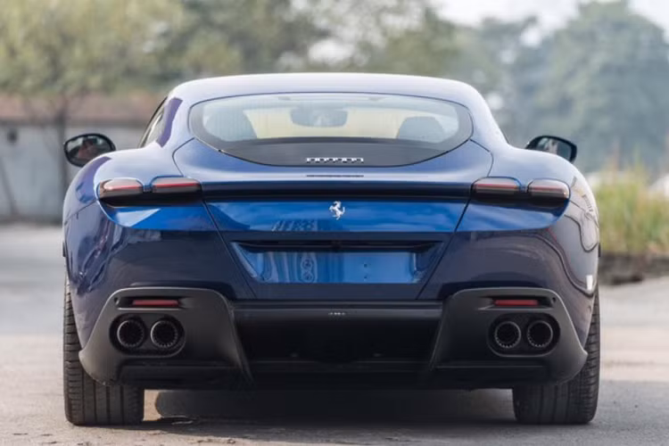 Vô-lăng siêu xe 4 chỗ ngồi Ferrari Roma tích hợp nhiều nút bấm khá tiện lợi cho người lái và kết hợp bọc da cũng như carbon, phía sau là lẫy chuyển số và màn hình cỡ lớn. Ngoài ra, xe còn được trang bị các nút chuyển chế độ lại mô phỏng theo các nút gạt của máy bay chiến đấu. Ferrari trang bị cho chiếc xe 4 chỗ ngồi Roma động cơ V8, tăng áp, dung tích 3.9 lít, tạo ra công suất tối đa 620 mã lực và mô-men xoắn cực đại 760 Nm.