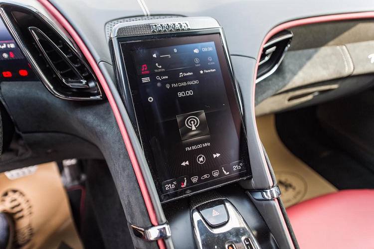 Hãng siêu xe đến từ Ý mang đến tên gọi Ferrari Roma cho chiếc Coupe 2+2 hoàn toàn mới được ra mắt trong một sự kiện diễn ra ở Roma, Italy vào cuối tháng 11 năm 2019. Nhìn bên ngoài hình dáng của Ferrari Roma có thể thấy xe mang thiết kế cổ điển của những năm 1950 và 1960 được hãng siêu xe Ý gọi là “La Dolce Vita”.