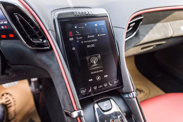 Hãng siêu xe đến từ Ý mang đến tên gọi Ferrari Roma cho chiếc Coupe 2+2 hoàn toàn mới được ra mắt trong một sự kiện diễn ra ở Roma, Italy vào cuối tháng 11 năm 2019. Nhìn bên ngoài hình dáng của Ferrari Roma có thể thấy xe mang thiết kế cổ điển của những năm 1950 và 1960 được hãng siêu xe Ý gọi là “La Dolce Vita”.