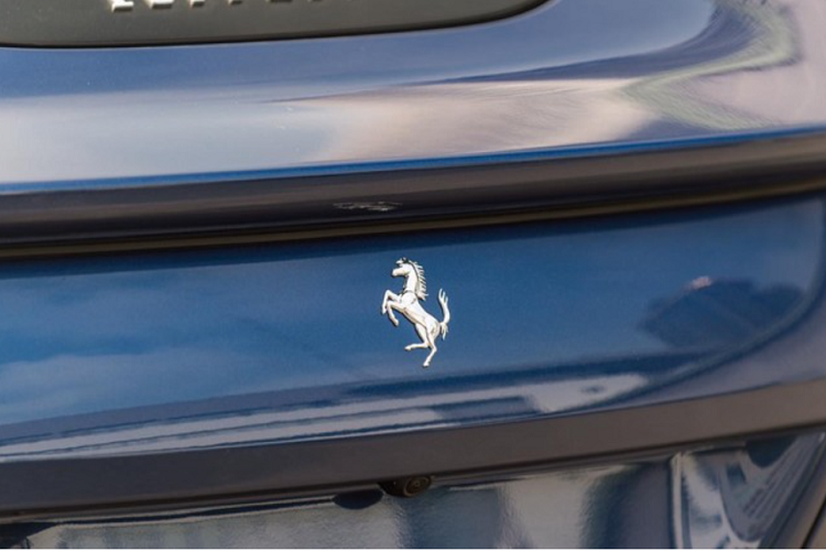 Còn ở trên Ferrari Roma, chi tiết này được xử lý mềm mại cùng với đường cong và ép về sau nên cảm giác nhìn cân đối. Nhìn trực diện đầu xe, Ferrari Roma gây ấn tượng mạnh với cặp đèn pha LED thiết kế sắc sảo và khiến không ít người đánh giá đây là 1 trong 2 đôi mắt đẹp nhất mà hãng siêu xe Ý đã từng trình làng. Danh hiệu còn lại chúng tôi xin dành tặng cho Ferrari Monza, mẫu xe sản xuất giới hạn và cũng rất đặc biệt của Ferrari.