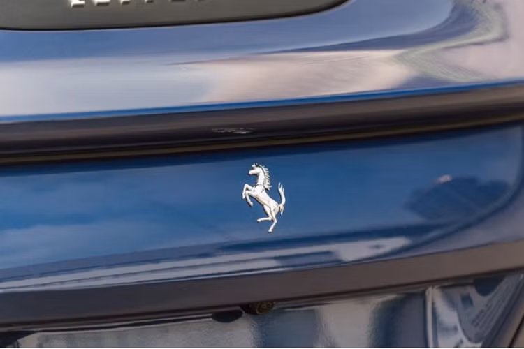 Còn ở trên Ferrari Roma, chi tiết này được xử lý mềm mại cùng với đường cong và ép về sau nên cảm giác nhìn cân đối. Nhìn trực diện đầu xe, Ferrari Roma gây ấn tượng mạnh với cặp đèn pha LED thiết kế sắc sảo và khiến không ít người đánh giá đây là 1 trong 2 đôi mắt đẹp nhất mà hãng siêu xe Ý đã từng trình làng. Danh hiệu còn lại chúng tôi xin dành tặng cho Ferrari Monza, mẫu xe sản xuất giới hạn và cũng rất đặc biệt của Ferrari.