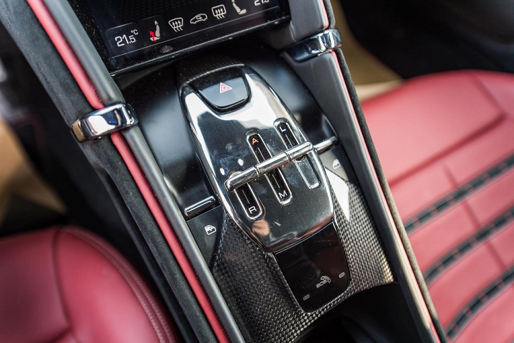 Khác với Thái Lan, siêu xe Ferrari Roma chỉ có giá trước thuế là 968.000 RM, tương đương 5,25 tỷ đồng tại Malaysia, mức giá này chưa bao gồm các tuỳ chọn cơ bản.