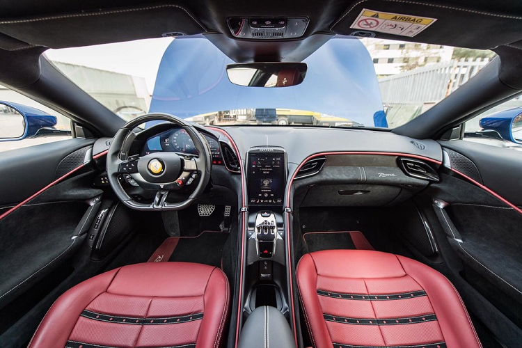 Hãng siêu xe Ý trang bị cho mẫu xe Ferrari Roma 6 bộ mâm khác nhau, trong đó, chiếc xe về nước sở hữu la-zăng 5 chấu kép mang tên gọi Matt Grigio Corsa Diamond Cut cùng chụp mâm dạng carbon và kẹp phanh màu đen. Bước vào bên trong khoang lái, siêu xe Ferrari Roma có các ghế ngồi bọc da cao cấp, da Alcantara cũng như viền kim loại và đen bóng. Nội thất siêu xe Ferrari Roma độc nhất Việt Nam có màu đỏ-đen. Hàng ghế sau trên siêu xe Ferrari Roma vẫn đủ chỗ cho người lớn ngồi nhưng tất nhiên là không thoải mái như các mẫu xe sang.