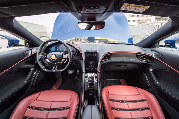 Hãng siêu xe Ý trang bị cho mẫu xe Ferrari Roma 6 bộ mâm khác nhau, trong đó, chiếc xe về nước sở hữu la-zăng 5 chấu kép mang tên gọi Matt Grigio Corsa Diamond Cut cùng chụp mâm dạng carbon và kẹp phanh màu đen. Bước vào bên trong khoang lái, siêu xe Ferrari Roma có các ghế ngồi bọc da cao cấp, da Alcantara cũng như viền kim loại và đen bóng. Nội thất siêu xe Ferrari Roma độc nhất Việt Nam có màu đỏ-đen. Hàng ghế sau trên siêu xe Ferrari Roma vẫn đủ chỗ cho người lớn ngồi nhưng tất nhiên là không thoải mái như các mẫu xe sang.