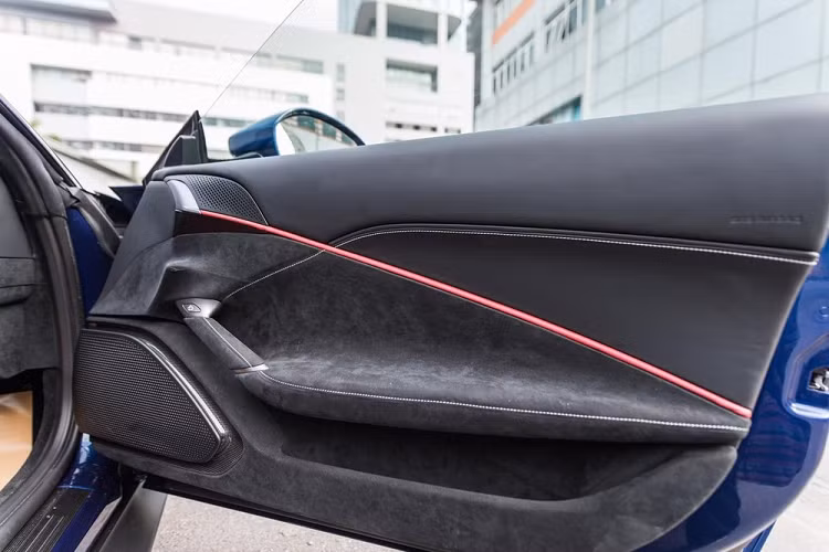 Chiếc Coupe 2+2 mới nhất của hãng siêu xe Ferrari được kết nối với hộp số ly hợp kép 8 cấp tương tự như Ferrari SF90 Stradale. Những trang bị này cho phép chiếc Coupe 2+ Ferrari Roma nặng 1.472 kg có thể tăng tốc từ vị trí xuất phát lên 100 km/h chỉ trong thời gian 3,4 giây. Tốc độ 0-200 km/h, siêu xe Ferrari Roma cần thời gian 9,3 giây, trước khi đạt tốc độ tối đa hơn 320 km/h.