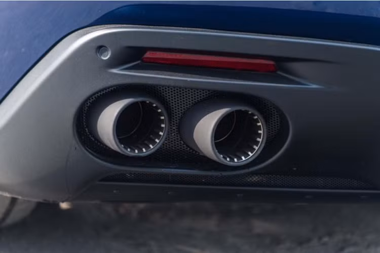 Toàn bộ phần đầu xe của Ferrari Roma được hãng siêu xe Ý kéo dài để có khoảng trống đủ lớn nhằm trấn an khối động cơ V8, tăng áp, dung tích 3.9 lít của xe. Phía sau xe được vuốt cong về sau và ép lại ngắn gọn cùng với đèn hậu LED mỏng manh cá tính và cặp ống xả kép sơn màu tối chia đều 2 bên đối xứng.