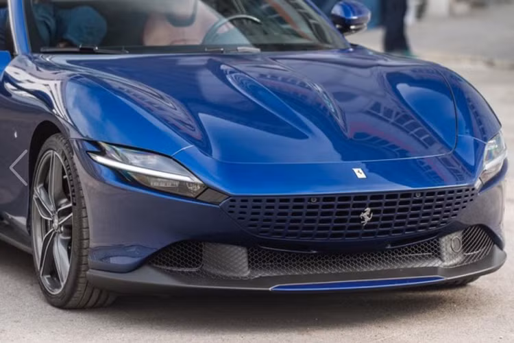 Siêu xe Ferrari Roma chính là sản phẩm mà hãng ôtô Ý dành tặng cho các khách hàng thân thuộc của họ từng phàn nàn rằng mình không có siêu xe 4 chỗ ngồi nào đúng ý nghĩa để vừa trải nghiệm tốc độ, được chở đủ gia đình có 2 vợ chồng và con cái và quan trọng hơn là ngoại hình thật sự ấn tượng. Không thể nói rằng Ferrari Roma sinh ra để kế thừa những gì Ferrari FF hay Ferrari GTC4Lusso để lại, mà nói đúng hơn là Ferrari Roma mở ra một tương lai mới cho dòng siêu xe gia đình của hãng xe ngựa chồm.