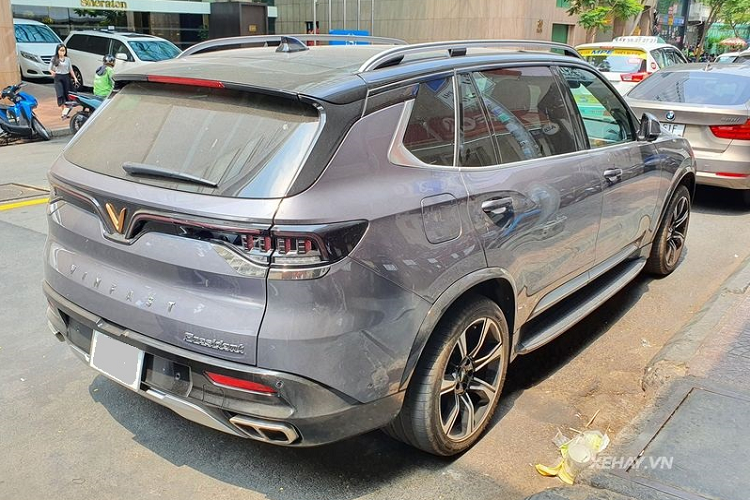 Xe được trang bị bộ la-zăng 20 inch đa chấu giống phiên bản LUX SA2.0 bản cao cấp.