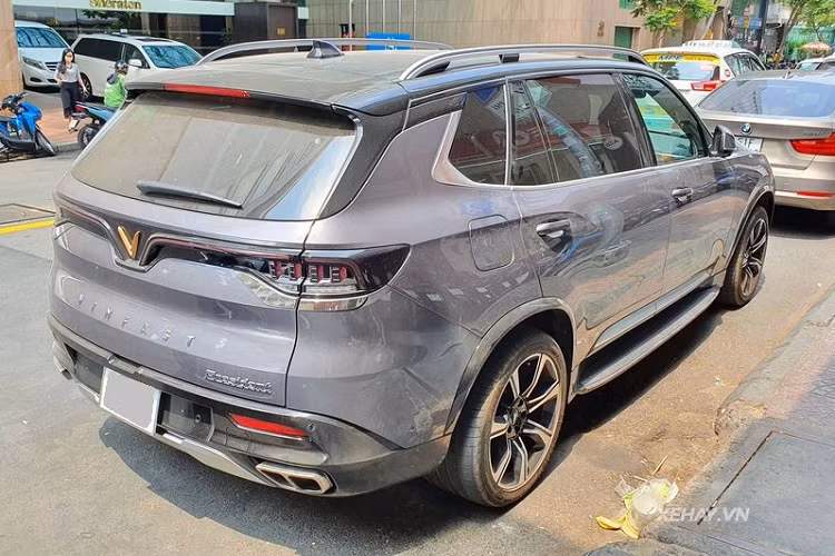 Xe được trang bị bộ la-zăng 20 inch đa chấu giống phiên bản LUX SA2.0 bản cao cấp.