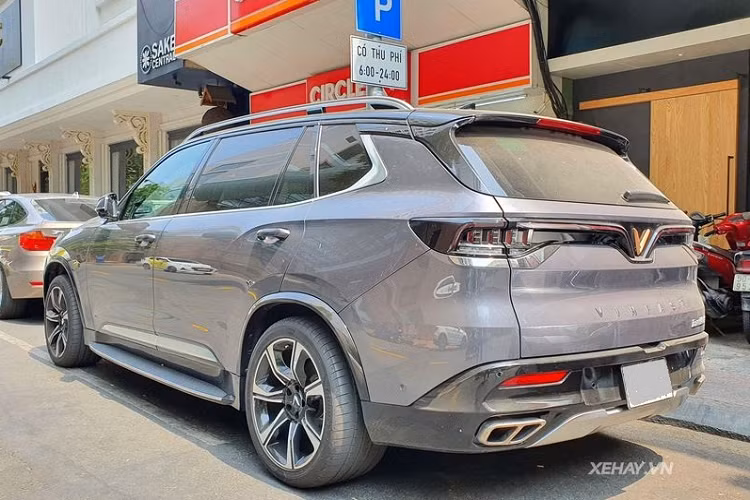 Về giá xe VinFast President, ngay từ thời điểm ra mắt, VinFast đã công bố ưu đãi dành cho 100 khách hàng đầu tiên đặt mua xe sẽ được hưởng mức giá ưu đãi đặc biệt là 3,8 tỷ đồng, thấp hơn đáng kể so với mức giá niêm yết tới 4,6 tỷ đồng.