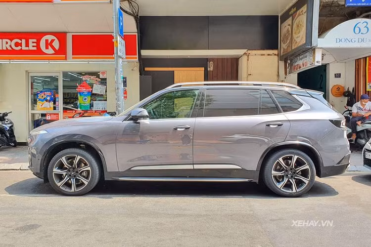 Về cơ bản, President không có nhiều thay đổi so với đàn em LUX SA2.0, chỉ là chiếc SUV hàng đầu VinFast có kích thước lớn hơn chút (5.146 x 1.987 x 1.760 mm), giá nóc lớn hơn và mặt ca-lăng dạng tổ ong khoẻ khoắn.