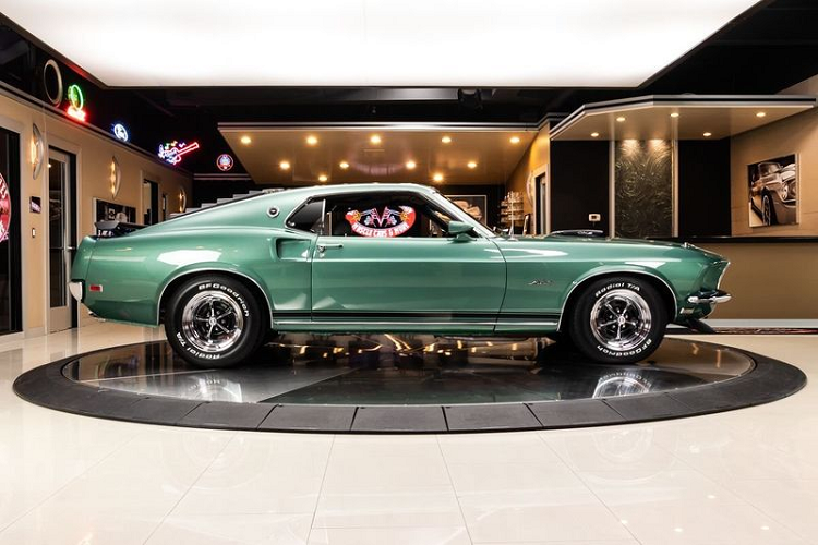 Chính vì vậy, dù có giá ngang với nhiều mẫu xe thể thao hiện đại nhưng "xế cổ" hơn 50 tuổi này vẫn được nhiều người săn đón