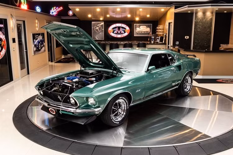 Ngoài ra, xe còn được trang bị bộ mâm Magnum 500 lõm sâu phủ crôm sáng loáng, hộp số sàn 4 cấp Toploader, hệ thống phanh và trợ lực lái mới để phục vụ việc sử dụng xe hàng ngày.