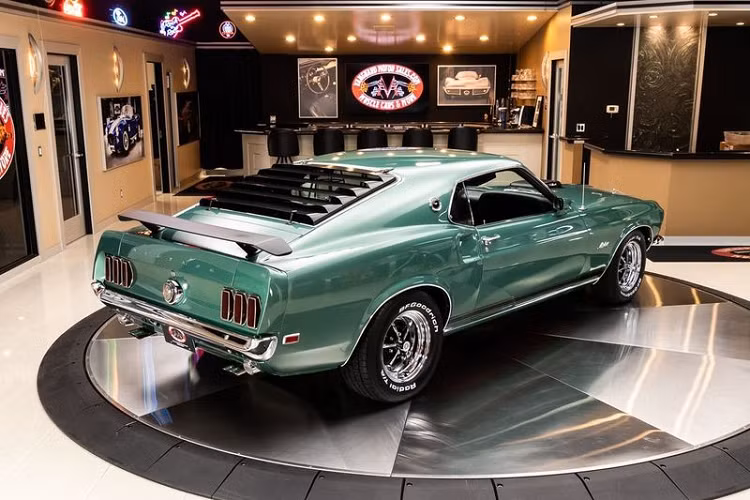 Trong số 400 chiếc Mustang GT R-Code được sản xuất thì chỉ có một vài chiếc được trang bị hệ truyền động "khủng" như vậy.