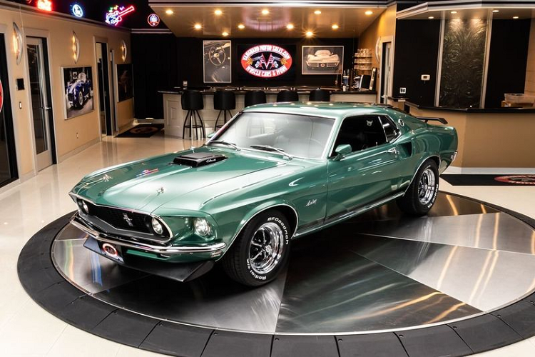 Sở dĩ chiếc Ford Mustang GT R-Code đời 1959 không bị "đội" giá quá cao là vì nó không còn "nguyên zin" và cũng chưa từng "qua tay" người nổi tiếng nào. Dù vậy thì đây vẫn là một chiếc xe đặc biệt vì trên thế giới chỉ có 400 chiếc Mustang GT-R Code.