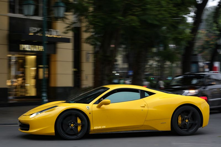 Sức mạnh trên được truyền qua hộp số Getrag ly hợp kép 7 cấp đến bánh sau. Siêu xe này có thể tăng tốc 0 - 100 km/h trong 3,4 giây và đạt tốc độ tối đa 320km/h. Mức giá xe Ferrari 458 Italia tại việt Nam hiện nay khoảng không dưới 4 tỷ đồng.