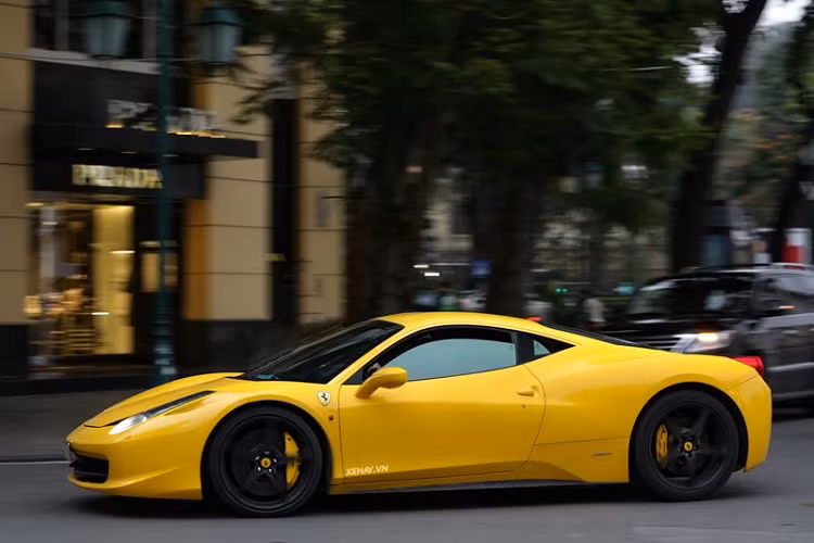 Sức mạnh trên được truyền qua hộp số Getrag ly hợp kép 7 cấp đến bánh sau. Siêu xe này có thể tăng tốc 0 - 100 km/h trong 3,4 giây và đạt tốc độ tối đa 320km/h. Mức giá xe Ferrari 458 Italia tại việt Nam hiện nay khoảng không dưới 4 tỷ đồng.