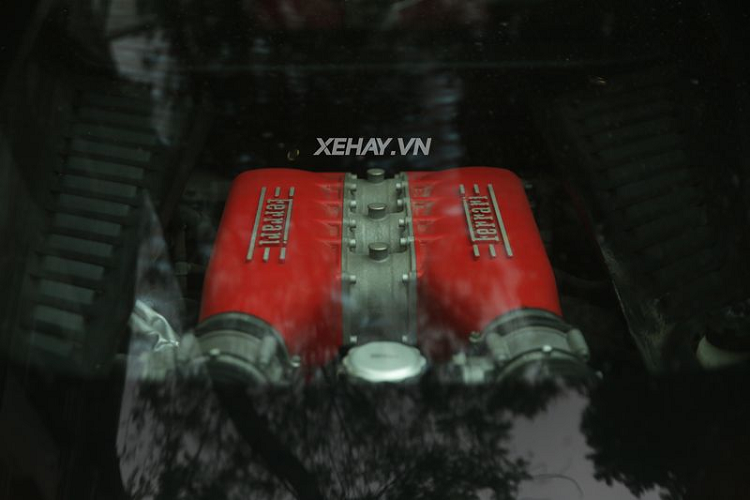 Ferrari 458 Italia “Yellow Rose” tại Hà Nội được trang bị bộ vành 5 chấu thể thao, với lớp sơn đen nhám huyền ảo và kẹp phanh màu vàng “ton-sur-ton” với màu sơn xe.