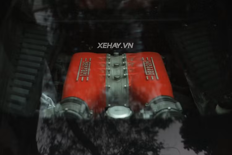 Ferrari 458 Italia “Yellow Rose” tại Hà Nội được trang bị bộ vành 5 chấu thể thao, với lớp sơn đen nhám huyền ảo và kẹp phanh màu vàng “ton-sur-ton” với màu sơn xe.