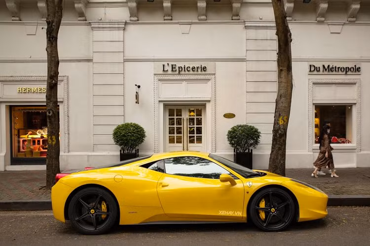 Sau một thời gian dài vắng bóng, phần nhiều do ảnh hưởng từ đợt giãn cách xã hội, chiếc Ferrari 458 Italia màu vàng độc đáo này đã được dịp tái xuất trên phố Hà Nội.