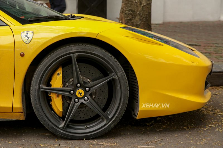 Nằm nép mình bên hông khách sạn Sofitel Legend Metropole, chiếc Ferrari 458 Italia màu vàng óng vẫn không thể giấu mình, siêu ngựa sở hữu những đường nét quyến rũ, gây thu hút từ cái nhìn đầu tiên.