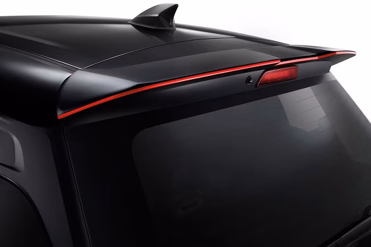 Vì được phát triển dựa trên bản cấp thấp nên Suzuki Swift GL Plus 2021 chỉ dùng đèn pha Halogen thông thường. Bên cạnh đó là dải đèn LED định vị ban ngày nằm trên cản trước, đèn hậu LED, kính màu tối và gương ngoại thất gập, chỉnh điện.