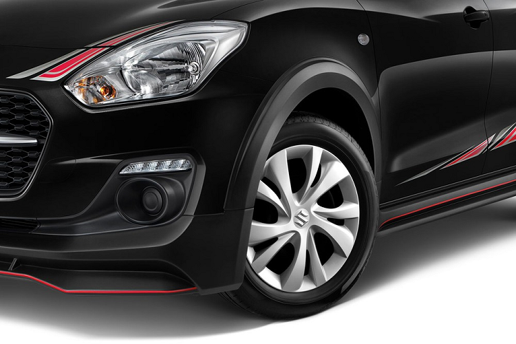 "Trái tim" của Suzuki Swift GL Plus 2021 cũng không có gì mới mẻ. Xe vẫn dùng động cơ xăng 4 xi-lanh, dung tích 1.2L, sản sinh công suất tối đa 83 mã lực tại tua máy 6.000 vòng/phút và mô-men xoắn cực đại 108 Nm tại tua máy 4.400 vòng/phút. Động cơ này đồng hành với hộp số biến thiên vô cấp CVT, truyền sức mạnh tới cầu trước. Lượng xăng tiêu thụ trung bình của xe là 23 km/lít (khoảng 4,3 lít/100 km).
