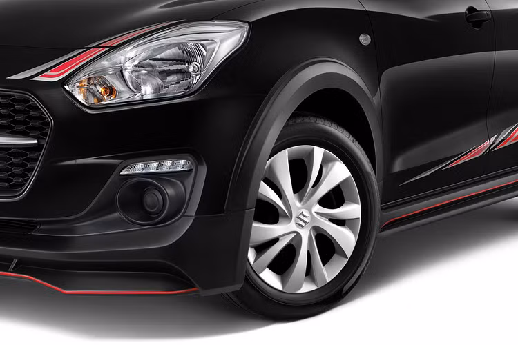 "Trái tim" của Suzuki Swift GL Plus 2021 cũng không có gì mới mẻ. Xe vẫn dùng động cơ xăng 4 xi-lanh, dung tích 1.2L, sản sinh công suất tối đa 83 mã lực tại tua máy 6.000 vòng/phút và mô-men xoắn cực đại 108 Nm tại tua máy 4.400 vòng/phút. Động cơ này đồng hành với hộp số biến thiên vô cấp CVT, truyền sức mạnh tới cầu trước. Lượng xăng tiêu thụ trung bình của xe là 23 km/lít (khoảng 4,3 lít/100 km).