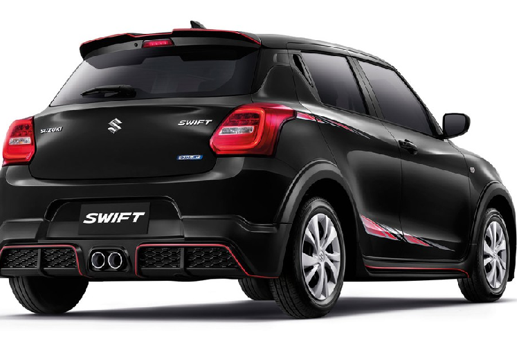 Trong khi đó, nội thất của Suzuki Swift GL Plus 2021 không có gì khác so với bản GL thông thường. Xe cũng có những trang bị như đầu CD hỗ trợ MP3/WMA, cổng USB, cổng AUX, ổ điện 12 V dành cho hàng ghế trước, 2 loa, điều hòa tự động, hệ thống lọc không khí, 3 đèn đọc bản đồ, gương chiếu hậu điều chỉnh phù hợp với ngày/đêm, dây đai an toàn 3 điểm, ghế lái chỉnh tay 6 hướng, ghế phụ lái chỉnh tay 4 hướng, mở cửa không cần chìa khóa, nút bấm khởi động máy và cửa cốp chỉnh điện.