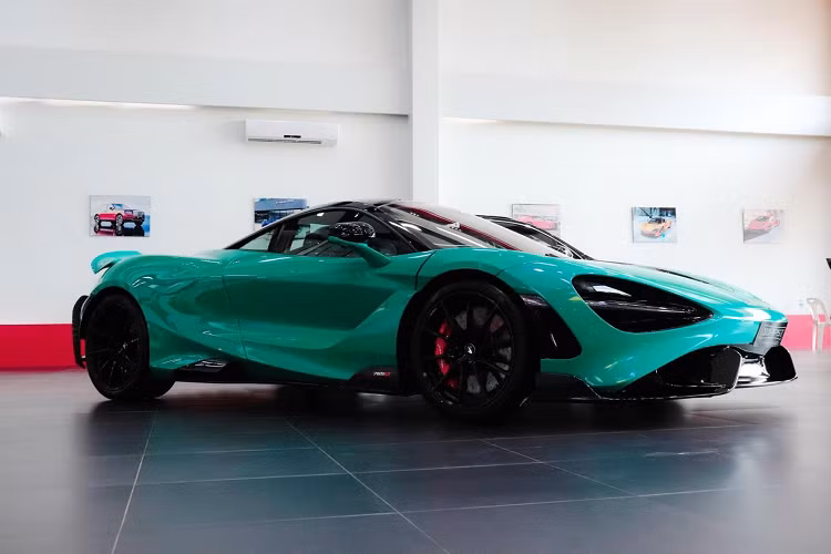 Dòng siêu xe McLaren 765LT bản giới hạn chỉ được sản xuất 765 chiếc trên toàn thế giới, nên đã được các nhà giàu nhanh chóng mua về để sở hữu. Trong đó, đất nước Lào cũng đã sở hữu xe McLaren 765LT do 1 công ty nhập khẩu tư nhân mang về nước nhưng hiện chưa tìm thấy chủ nhân.
