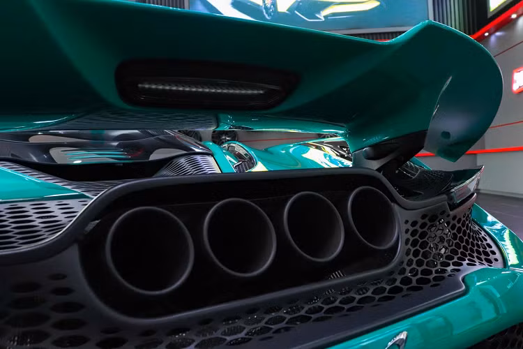 Siêu xe giới hạn McLaren 765LT có thời gian đua nước rút từ vị trí xuất phát lên 100 km/h chỉ trong thời gian 2,8 giây và thêm 4,2 giây nữa để tăng tốc lên 200 km/h trước khi đạt vận tốc tối đa 330 km/h.