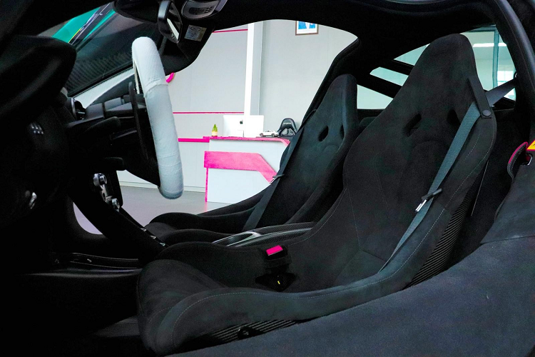 Chọn lựa ghế ngồi phổ thông là trang bị của xe McLaren 765LT độc nhất ở đất nước triệu voi, ngoài ra là các chi tiết carbon nhám và da Alacantara. McLaren765LT ở Lào có số thứ tự 103 trên tổng số 765 xe được sản xuất toàn thế giới.