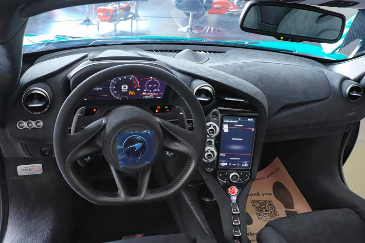 Siêu xe McLaren 765LT được trang bị khối động cơ V8, dung tích 4.0 lít, tăng áp kép sản sinh công suất tối đa 755 mã lực và mô-men xoắn cực đại 800 Nm.