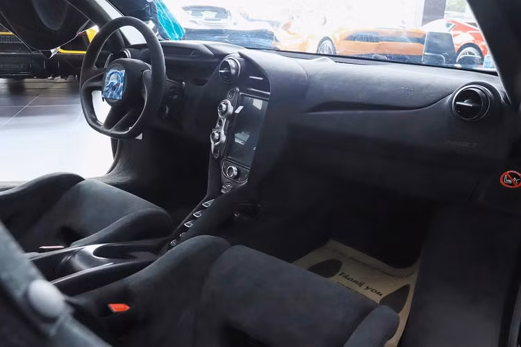 Hiện chưa rõ mức giá bán của chiếc siêu xe McLaren 765LT tại Lào, chỉ biết rằng, dòng xe McLaren 765LT có giá tại 1 số nước Đông Nam Á như Thái Lan khá cao, từ 35 tỷ đồng cho bản tiêu chuẩn