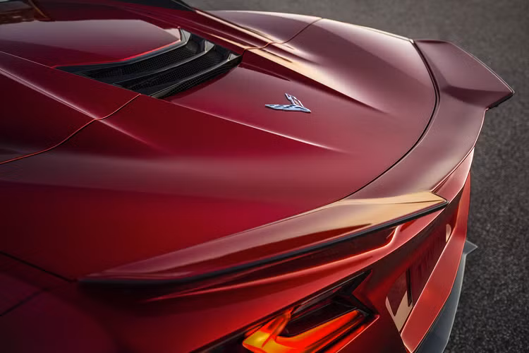 Khối động cơ này đã từng được thử nghiệm trên nhiều chiếc xe đua tham gia nhiều giải đua khác nhau trên thế giới. Động cơ này từng được sử dụng trên C8.R và giành được 6 chiến thắng cùng với danh hiệu cho nhà sản xuất trong mùa giải IMSA 2020.