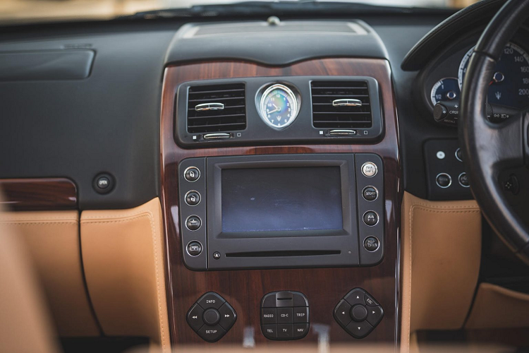 Các đường viền mạ chrome vẫn sáng bóng và tất cả đều là nguyên bản từ nhà sản xuất. Ngoài ra, các tấm thân xe vẫn chuẩn xác và không bị lệch hay có những khe hở lớn cho dù mẫu xe đã 16 năm tuổi.