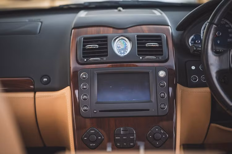 Các đường viền mạ chrome vẫn sáng bóng và tất cả đều là nguyên bản từ nhà sản xuất. Ngoài ra, các tấm thân xe vẫn chuẩn xác và không bị lệch hay có những khe hở lớn cho dù mẫu xe đã 16 năm tuổi.