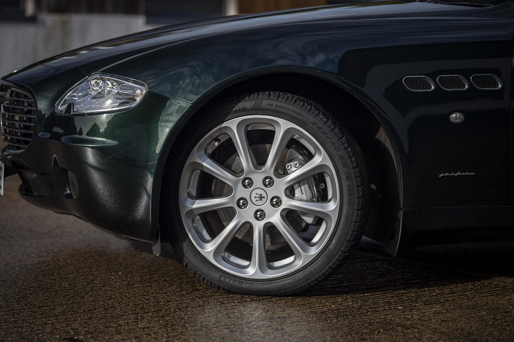 Maserati Quattroporte ban đầu chỉ được bán ra với một cấu hình, trang bị hộp số tự động, được bán trên thị trường với tên gọi DuoSelect. Phiên bản cơ sở Quattroporte DuoSelect nổi bật với lưới tản nhiệt mạ chrome với các thanh ngang, hệ thống treo thích ứng, được bán trên thị trường là Skyhook, đĩa phanh 330 mm với bốn piston ở mỗi bánh. Maserati cung cấp 15 màu sơn ngoại thất khác nhau, 10 màu ghế bọc da Poltrona Frau, đường chỉ và đường viền bọc ghế tương phản và ba loại ốp gỗ.