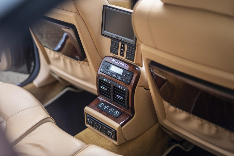 Khoang nội thất trên chiếc xe của Elton John vẫn còn rất mới và được ốp trang trí với các chi tiết bằng gỗ cẩm lai và ghế bọc da Biscuit màu nâu kem sang trọng.