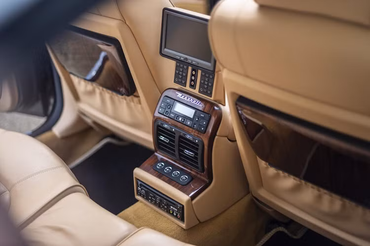 Khoang nội thất trên chiếc xe của Elton John vẫn còn rất mới và được ốp trang trí với các chi tiết bằng gỗ cẩm lai và ghế bọc da Biscuit màu nâu kem sang trọng.