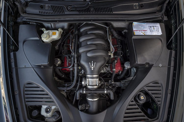 Ngoài ra, Elton John cũng từng lựa chọn cho chiếc xe gói trang trí Executive GT cao cấp nhất bao gồm lớp lót mái bên trong bằng da lộn Alcantara, hàng ghế sau với tính năng thông gió và ghế massage, bàn làm việc cho hàng ghế sau bằng gỗ và tấm chắn nắng ở cửa sổ sau.