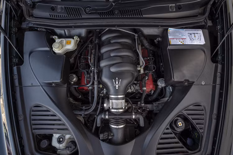 Ngoài ra, Elton John cũng từng lựa chọn cho chiếc xe gói trang trí Executive GT cao cấp nhất bao gồm lớp lót mái bên trong bằng da lộn Alcantara, hàng ghế sau với tính năng thông gió và ghế massage, bàn làm việc cho hàng ghế sau bằng gỗ và tấm chắn nắng ở cửa sổ sau.