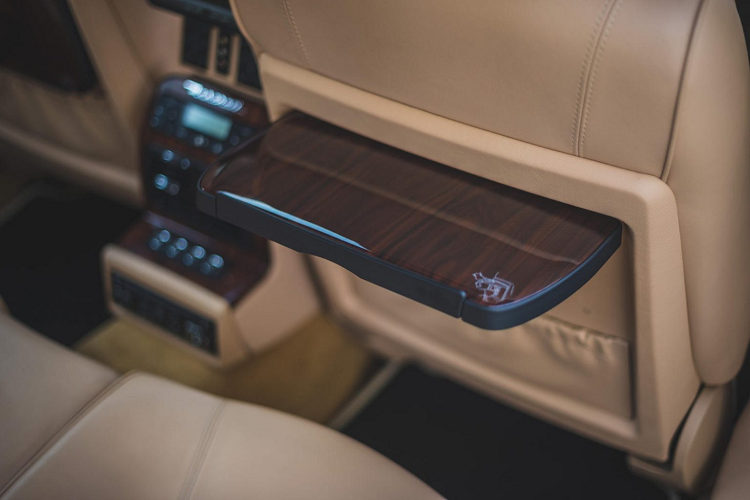 Các chi tiết của gói bao gồm vô lăng viền gỗ, lót trần xe bằng da lộn Alcantara; ghế sau có hệ thống thông gió, tính năng massage, điều khiển điều hòa phía sau, bàn sau có thể thu vào, kính và rèm che cửa sổ sau. Ngoại thất được phân biệt so với bản Sport GT với bộ la-zăng hợp kim 19 inch tám chấu đánh bóng và lưới chrome phía trước và bên hông xe.